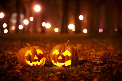 twee pompoenen die licht geven voor Halloween