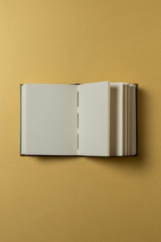 een boek met lege pagina's die is opengeklapt