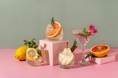 stilleven van glazen met stukken fruit erin